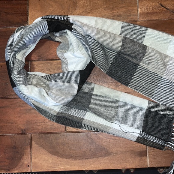 Cute black-grey-white scarfs! - Picture 6 of 8